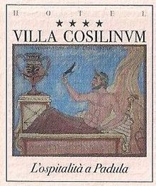 Immagine dell'insegna di Hotel Villa Cosilinum con un antico affresco e testo "L'ospitalità a Padula".