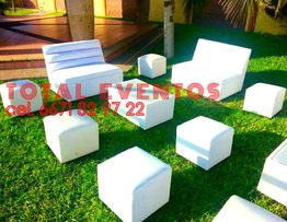 Muebles blancos en jardín con texto "Total Eventos" y número de contacto en color rojo.