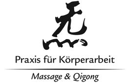 Schwarzes Logo mit chinesischem Zeichen, Text: "Praxis für Körperarbeit - Massage & Qigong".