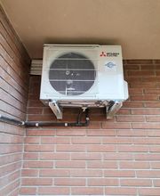 Aire acondicionado Mitsubishi montado en la pared de ladrillo exterior.