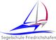 Logo der Segelschule Friedrichshafen mit stilisiertem Segelboot in Blau, Rot und Grau.