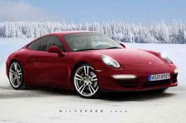 Rotes Sportauto auf schneebedeckter Straße vor verschneitem Wald.