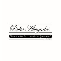 Logo de Rubio Abogados con lema en latín y desde 2010.