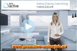 Eine Frau in einem modernen Wohnzimmer neben einem großen virtuellen Play-Button.