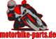 Motorradfahrer in rot-schwarz mit Schriftzug "motorbike-parts.de" darunter.