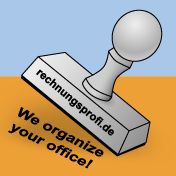 Stempel mit der Aufschrift "rechnungsprofi.de - We organize your office!" auf orange-blauem Hintergrund.