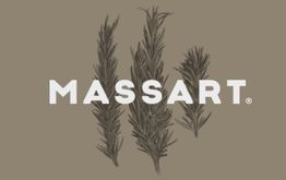 Texto "MASSART" sobre ramas de romero en fondo marrón.