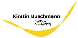 Visitenkarte mit Text: "Kirstin Buschmann, Dipl. Psych. Coach (BDP)" und gelbem Schwung.
