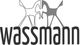 Zwei stilisierte Pferde über dem Schriftzug "wassmann" in Schwarz-Weiß.