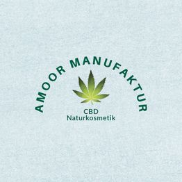 Logo mit Hanfblatt und Text: "Amoor Manufaktur, CBD Naturkosmetik".