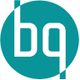 Ein türkisfarbener Kreis mit den weißen Buchstaben "bq" im Inneren.