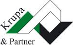 Logo mit grün-schwarzem geometrischem Muster, Schriftzug: "Krupa & Partner".