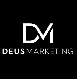 Schwarz-weißes Logo mit den Buchstaben "DM" und Text "DEUS MARKETING" darunter.