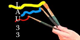Mano sosteniendo pinceles, trazos de pintura amarilla, azul y roja, letras "LAU33" a la izquierda.