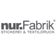 Logo mit Text: "nur.Fabrik STICKEREI & TEXTILDRUCK" in Grau.