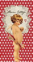 Ein Engelkind mit Pfeilen vor rotem, gepunktetem Hintergrund, verziert mit romantischem Rahmen.