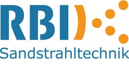 Logo von RBI Sandstrahltechnik mit blauen Buchstaben und orangenen Punkten.