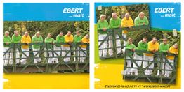 Menschen in grünen und gelben Pullovern stehen auf einer Holzbrücke. Text: "EBERT malt".