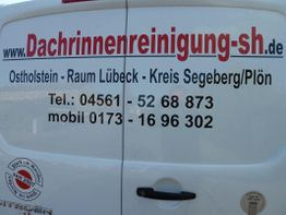 Lieferwagenwerbung für Dachrinnenreinigung in Ostholstein, Raum Lübeck, Segeberg/Plön.