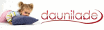 Kind mit blauem Kissen neben rotem Schriftzug "daunilade".