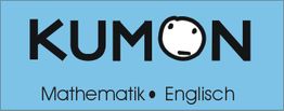 KUMON-Logo mit stilisiertem Gesicht im "O", darunter "Mathematik • Englisch" auf blauem Hintergrund.