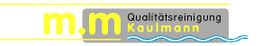 Gelbes "m.m" Logo mit Text: Qualitätsreinigung Kaulmann, umgeben von grauem Rechteck und blauen Wellen.