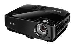 Schwarzer BenQ-Projektor mit Linse und Bedienfeld, seitliche Ansicht.