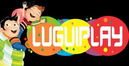 Dois meninos sorrindo escorregam e ao fundo, "LUGUIPLAY" em letras coloridas e bolinhas.
