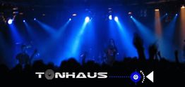 Bühne mit blauen Lichtern, Publikum im Vordergrund, Schriftzug "Tonhaus" unten im Bild.
