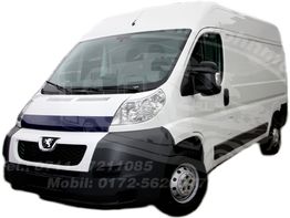 Weißer Lieferwagen, schräg von vorne fotografiert, mit Peugeot-Logo.