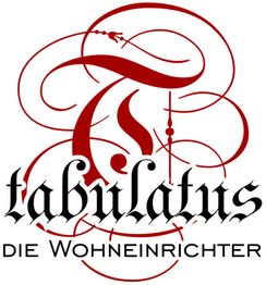 Rotes, verziertes "T" mit dem Text "tabulatus, die Wohneinrichter" in schwarzer Schrift.