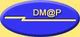 Blaues ovales Logo mit gelbem Muster und Schriftzug "DM@P" auf gelbem Hintergrund.