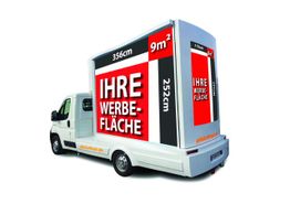 LKW mit großer Werbefläche, Maße und "IHRE WERBEFLÄCHE" auf der Seite.