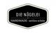 Schwarzes Logo mit Text: "Die Nägelei - HANDMADE - zeitlos schön" in Weiß und Silber.
