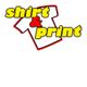 Illustration eines T-Shirts mit den Worten "shirt & print" in gelber und roter Schrift.