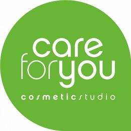 Grünes Logo mit weißem Text: "care for you cosmetic studio".