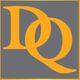 Logotipo com as letras "DQ" em dourado sobre um fundo cinza.