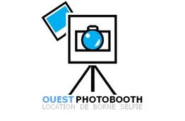 Logo avec appareil photo, texte: "Ouest Photobooth, location de borne selfie".