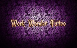 Text "Work Wonder Tattoo" vor floralem, lila Hintergrund.