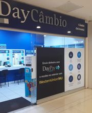 Loja de câmbio DayCâmbio com cartaz do DayPay e Western Union na entrada, em um shopping.