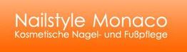 Orangefarbener Hintergrund mit weißem Text: "Nailstyle Monaco - Kosmetische Nagel- und Fußpflege".