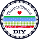 Rond logo met tekst "ThuisinThema DIY" en een hartje, met kleurrijke patronen op de achtergrond.