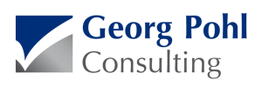 Logo von Georg Pohl Consulting, blauer Schriftzug mit geometrischem Design links.