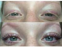 Vorher-Nachher-Bild von einem Augen-Makeover mit getuschten Wimpern und betonten Augenbrauen.