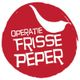 Rood logo met de tekst "Operatie Frisse Peper" en een witte chilipeper.