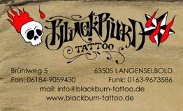 Grafik: Schwarzes „Blackburn Tattoo“-Logo mit Totenkopf und Flammen, Kontaktinfos in Deutschland.