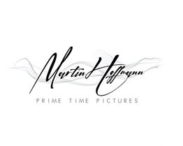 „Martin Hoffmann Prime Time Pictures“ Logo mit schwungvollem Schriftzug auf weißem Hintergrund.