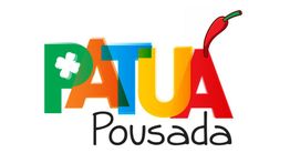 Logotipo colorido da Pousada Patuá com uma pimenta vermelha como acento no "A".