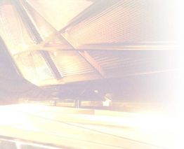 Nahaufnahme eines stark beleuchteten, abstrakten Architekturdetails in goldenen und weißen Tönen.