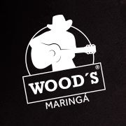 Silhueta de pessoa com violão, logo do Wood's Maringá em fundo preto.